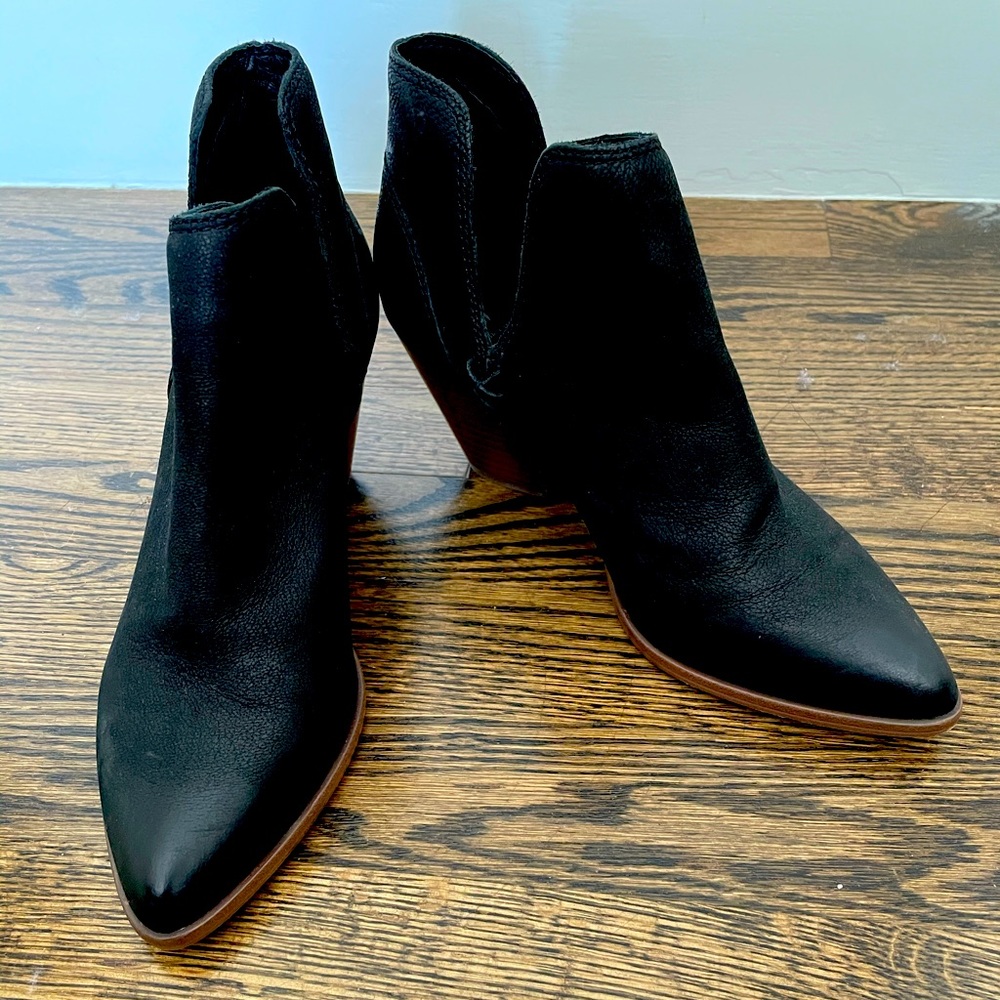 Adorable FRYE black booties